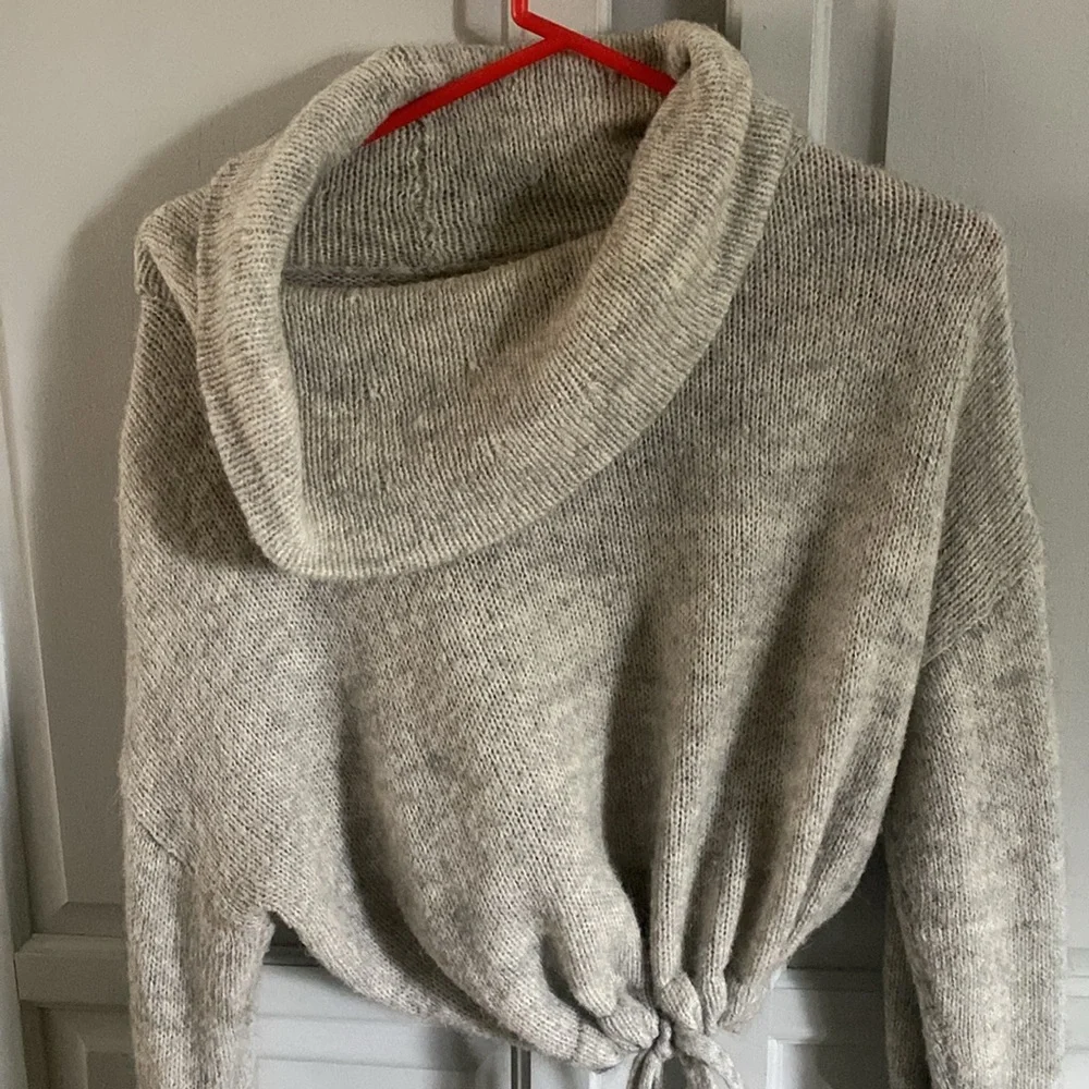 H&M Gray crop Knit Sweater with Drawstring Waist - Medium